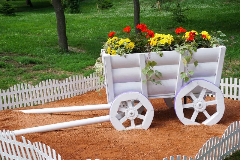 27 Beautiful White Fence Ideas to Add Curb Appeal to your Home