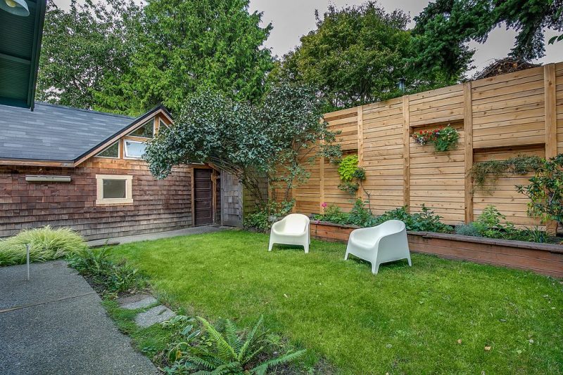27 Gorgeous Fence Planters |    Garden Outline