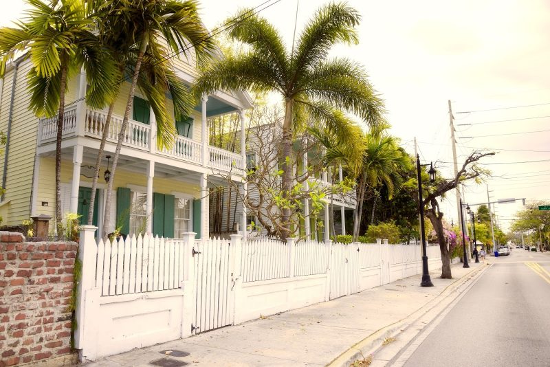 27 Beautiful White Fence Ideas to Add Curb Appeal to your Home