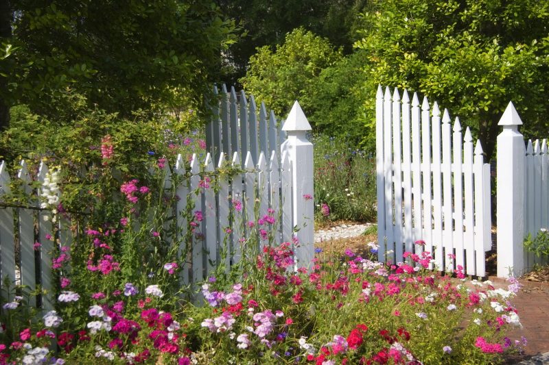 27 Beautiful White Fence Ideas to Add Curb Appeal to your Home